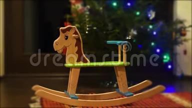 可爱的摇椅-圣诞老人或父母送给宝宝的圣诞礼物或新年礼物